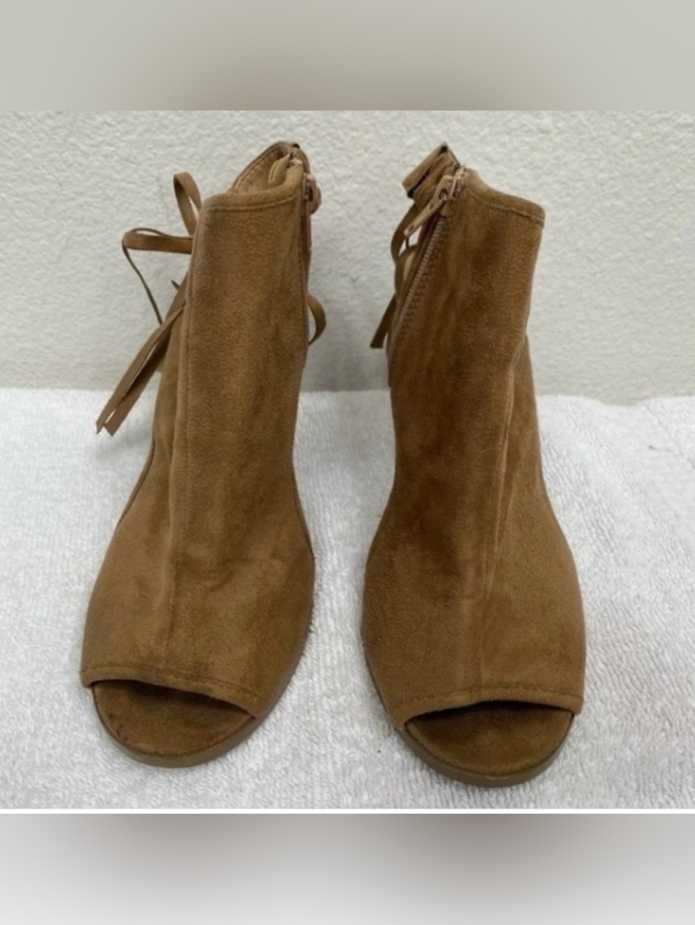 3/$25 Heart In D Womens Tan Faux Suede Open Toe Fringe Heeled Sandal Size 7 Boho